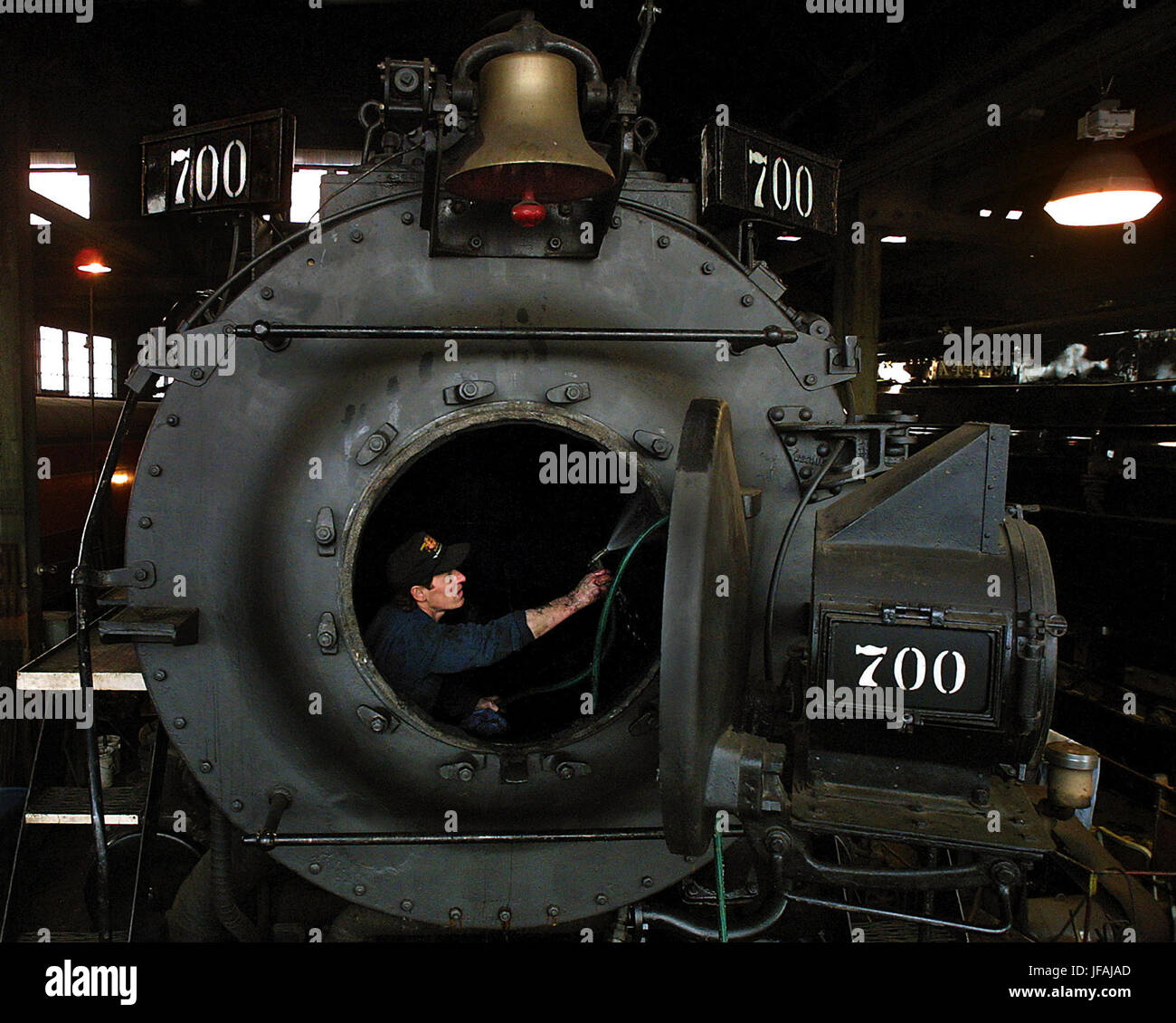 Portland, Oregon, USA. 14. März 2001. Jim Vanderbeck reinigt die Rauchkammer Dampflokomotive SP & S 700 im Brooklyn Roundhouse derzeit in Vorbereitung für ihre Ausflüge nach Spokane. Vanderbeck ist Mitglied des Vereins Pacific Railroad Erhaltung. Bildnachweis: L.e. Baskow/ZUMA Draht/Alamy Live-Nachrichten Stockfoto