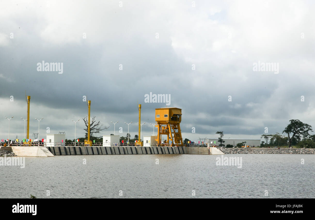 (170630)--SOUBRE (COTE d ' Ivoire), 30. Juni 2017 (Xinhua)--Foto am 30. Juni 2017 zeigt einen Blick auf das Soubre Wasserkraftwerk in der Nähe der Stadt Soubre in Côte d ' Ivoire. Eine Zeremonie fand Freitag in Côte d ' Ivoire, offiziell die Einleitung der Stromerzeugung am Wasserkraftwerk Soubre, markieren Sie die von einer chinesischen Firma gebaut wurde. Mit einer installierten Leistung von 275 MW, der 4,5 km langen Soubre Damm ist das größte seiner Art bisher in der westlichen afrikanischen Land. (Xinhua/Pan Siwei) Stockfoto