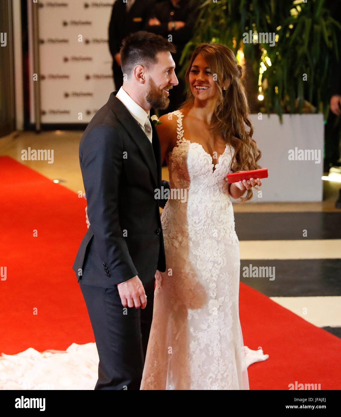 Rosario Argentinien 30 Juni 2017 Argentinischer Fussballspieler Sergio Aguero L Und Seine Frau Karina Dar Da Sie Fur Die Hochzeit Von Argentinischen Fussballer Lionel Messi Und Antonella Rocuzzo In Rosario Santa Fe