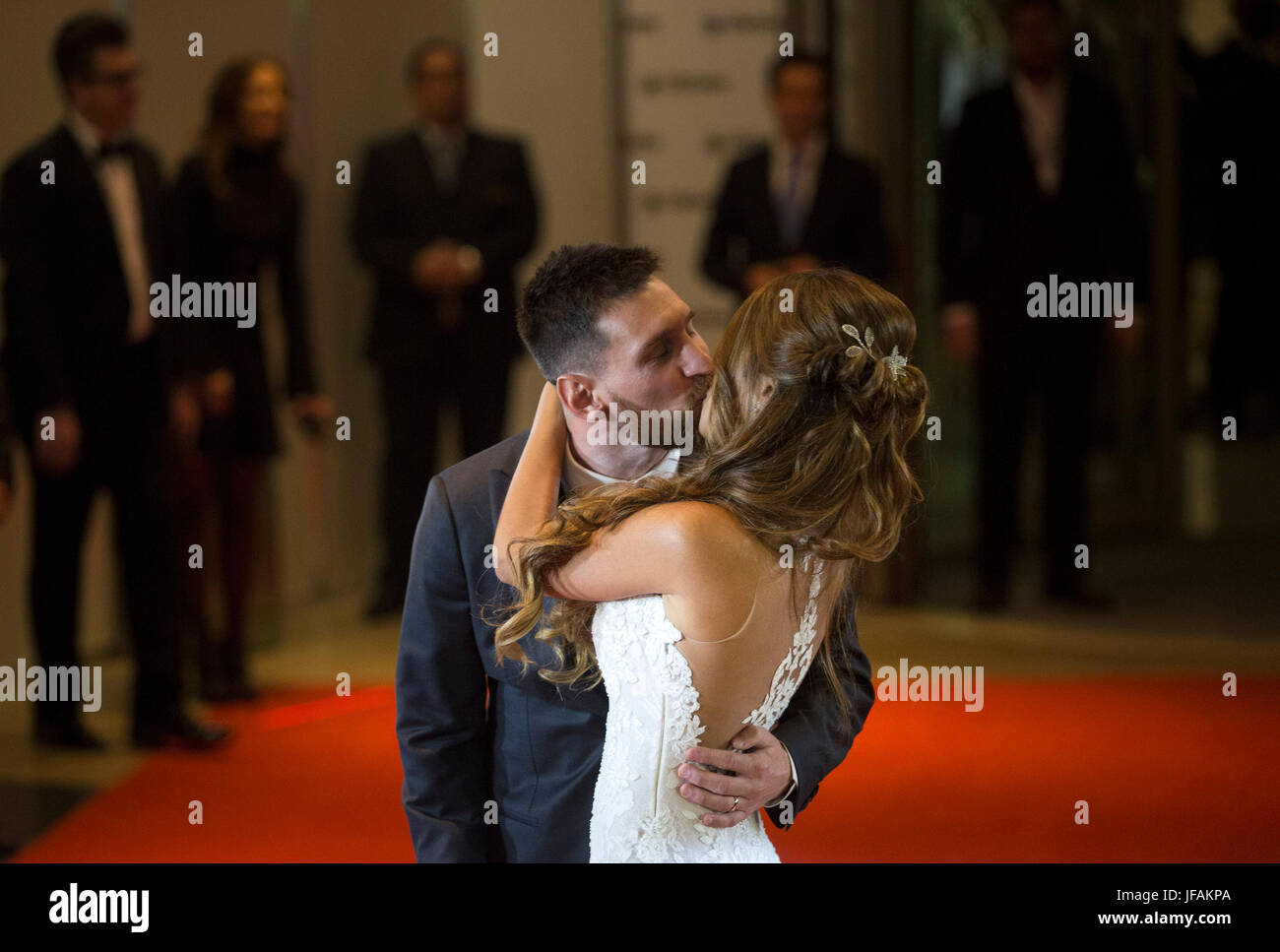 Rosario Argentinien 30 Juni 2017 Argentinischer Fussballspieler Lionel Messi L Kusst Seine Frau Antonela Roccuzzo Stellen Bei Ihrer Hochzeit In Rosario Argentinien 30 Juni 2017 Bildnachweis Martin Zabala Xinhua Alamy Live Nachrichten