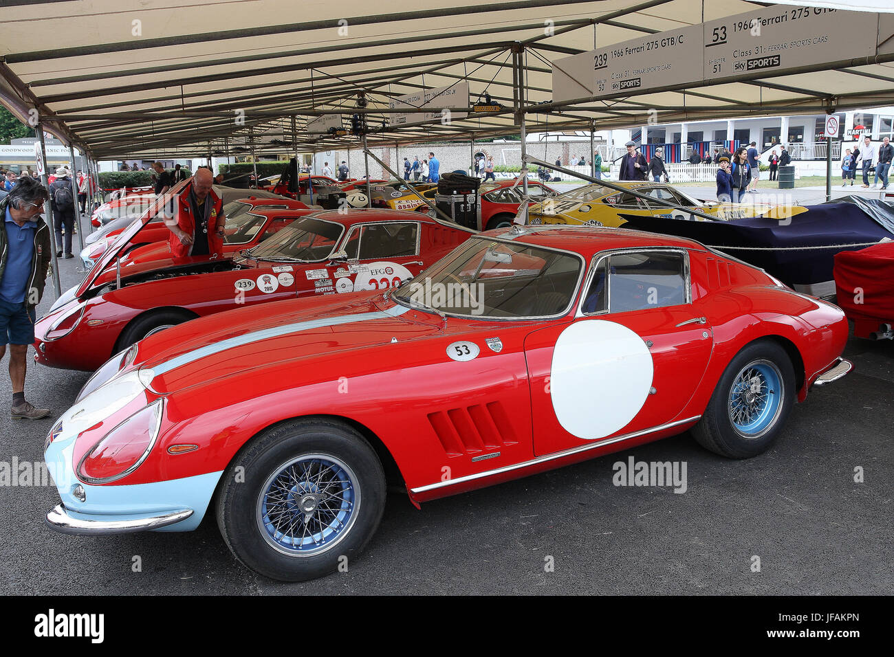 Goodwood, UK. 1. Juli 2017. Klassische Ferrari Rennwagen im Fahrerlager Goodwood. Bildnachweis: Malcolm Greig/Alamy Live-Nachrichten Stockfoto