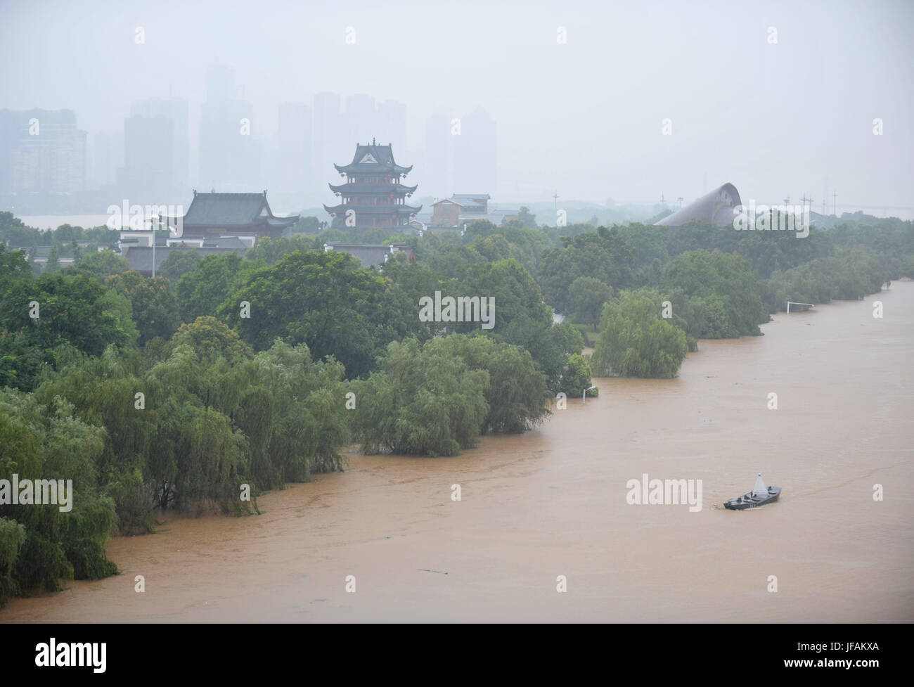 Changsha. 1. Juli 2017. Foto aufgenommen am 1. Juli 2017 zeigt das überschwemmte Gebiet in Changsha, der Hauptstadt der Provinz Zentral-China Hunan. Bei 11:00 Samstag, den Wasserstand des Xiangjiang River, ein Fluss in der Provinz stieg bis zu 38,37 Meter in Changsha hydrologische Station, 2,37 m Höhe Alarm. Bildnachweis: Lange Hongtao/Xinhua/Alamy Live-Nachrichten Stockfoto