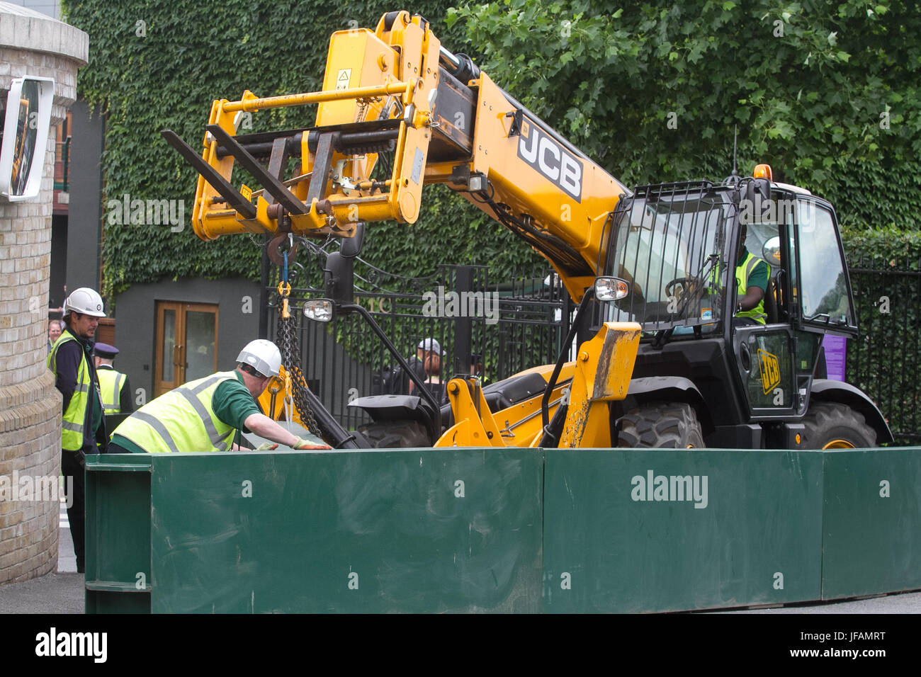 London, UK. 1. Juli 2017. Arbeiter installieren Metall Barrieren vor den Toren des All England Lawn Tennisclub nach jüngsten Terrorangriffe auf London mit verstärkten Sicherheitsmaßnahmen, Besucher zu schützen, die Sicherheit für das Turnier Credit aufgepeppt: Amer Ghazzal/Alamy Live-Nachrichten Stockfoto