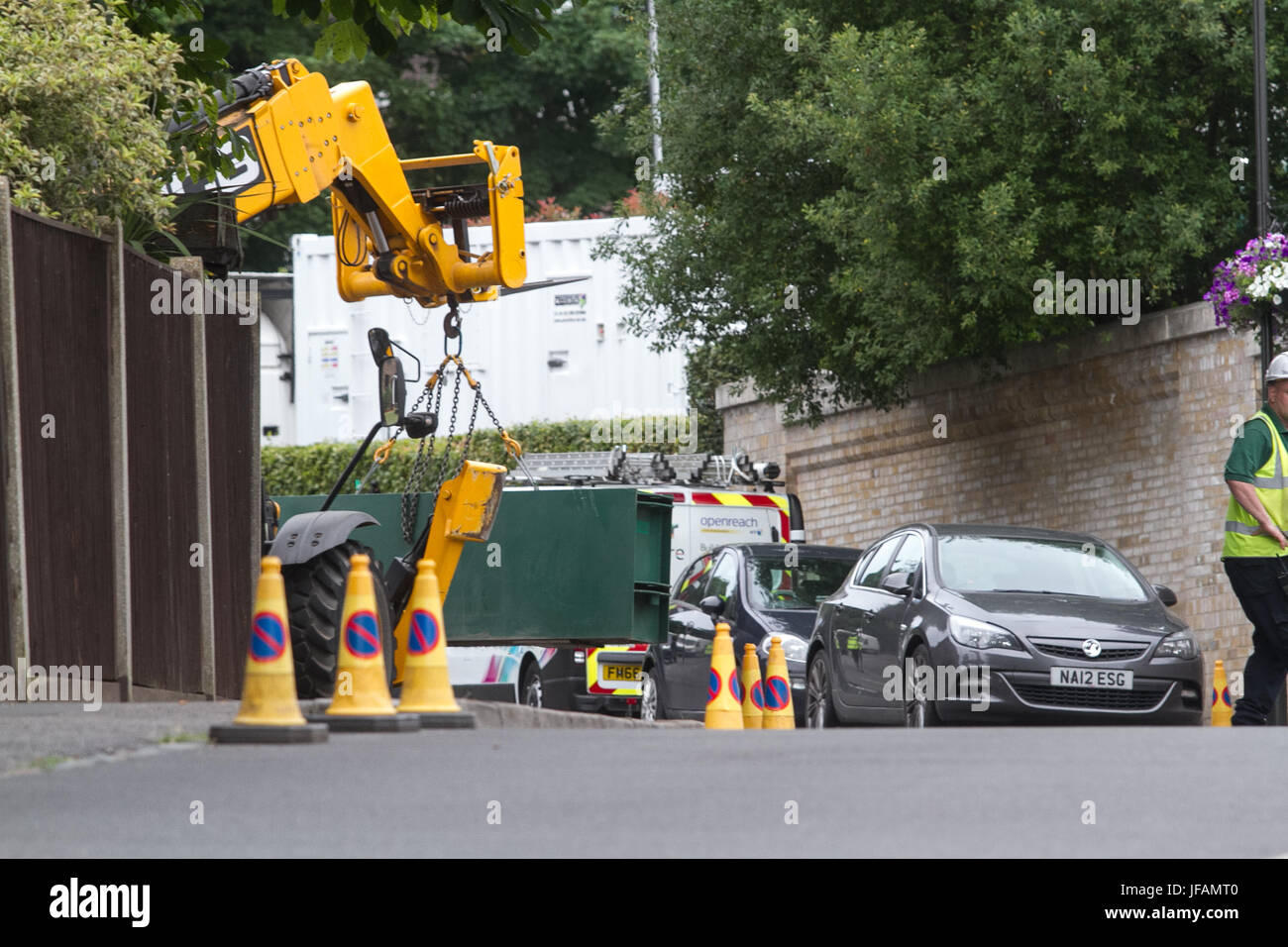 London, UK. 1. Juli 2017. Arbeiter installieren Metall Barrieren vor den Toren des All England Lawn Tennisclub nach jüngsten Terrorangriffe auf London mit verstärkten Sicherheitsmaßnahmen, Besucher zu schützen, die Sicherheit für das Turnier Credit aufgepeppt: Amer Ghazzal/Alamy Live-Nachrichten Stockfoto