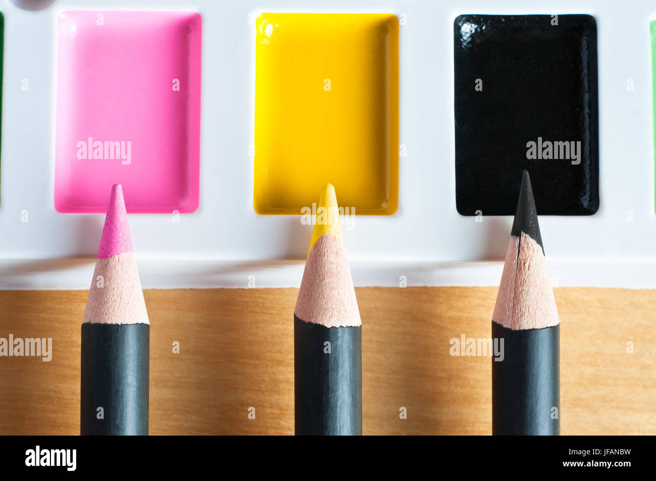 Nahaufnahme von Bleistift Spitzen nach oben zeigend auf passende Farben auf einer Farbpalette Abmusterung illustrieren oder Kommissionierung oder Mischtechnik. Stockfoto