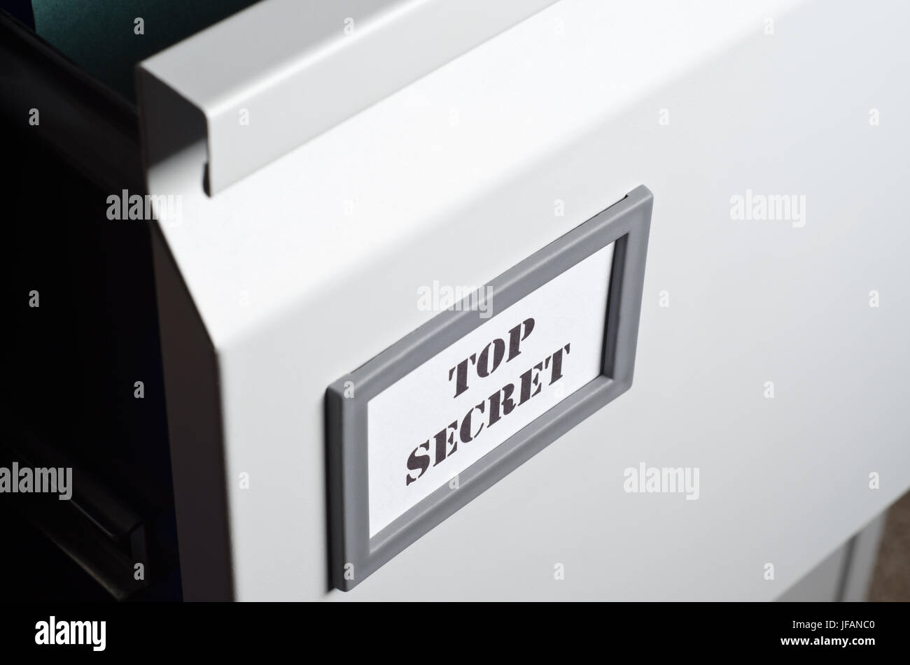 Nahaufnahme einer teilweise geöffneten Aktenschrank Schublade mit einem Label gekennzeichnet "Top Secret" an der Front.  Im Querformat. Stockfoto