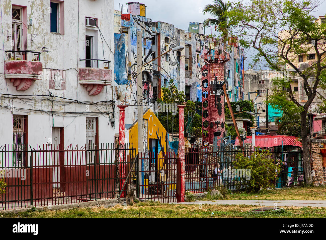 Afro-kubanische Wandbilder in der Künstlerkolonie von CALLEJON DE HAMEL begann der Künstler SALVADOR GONZALES - Havanna, Kuba Stockfoto