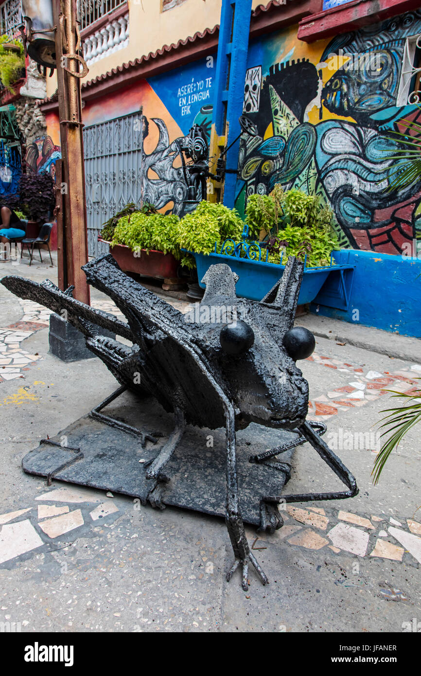 Eine Statue von einem Bug und Wandmalereien in der Künstlerkolonie von CALLEJON DE HAMEL gestartet von SALVADOR GONZALES - Havanna, Kuba Stockfoto