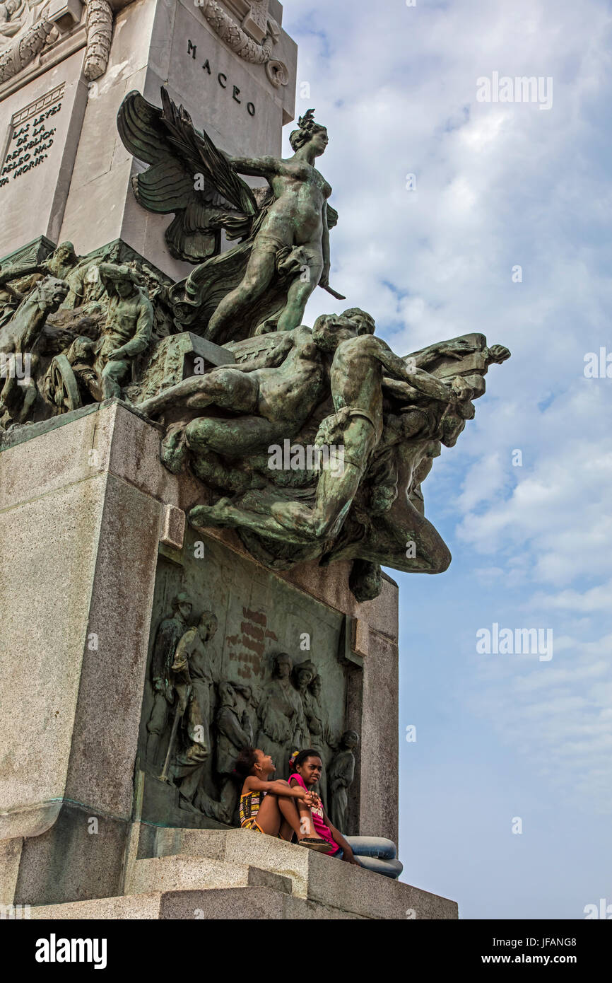 Statue von historischen Persönlichkeiten entlang des MALECON - Havanna, Kuba Stockfoto