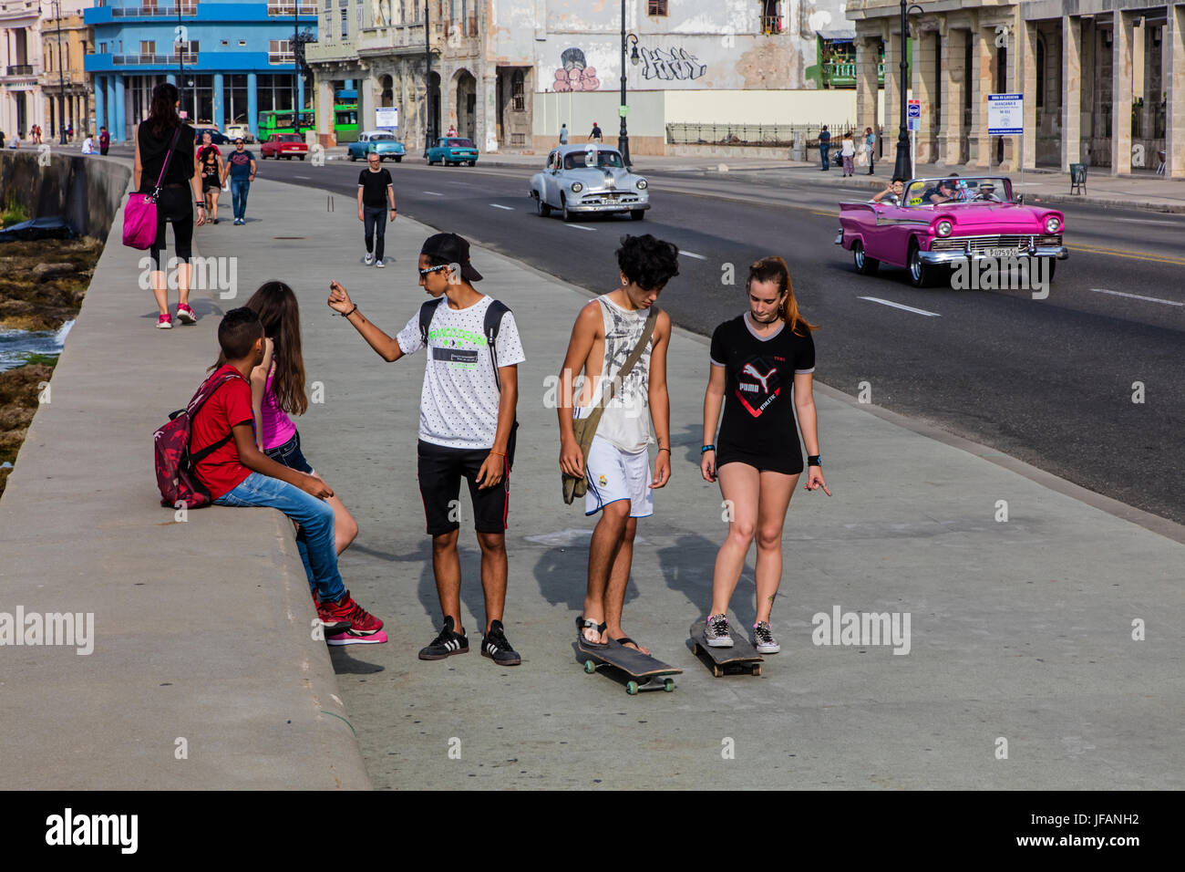 Jugend auf ihren Skateboards entlang des MALECON - Havanna, Kuba Stockfoto