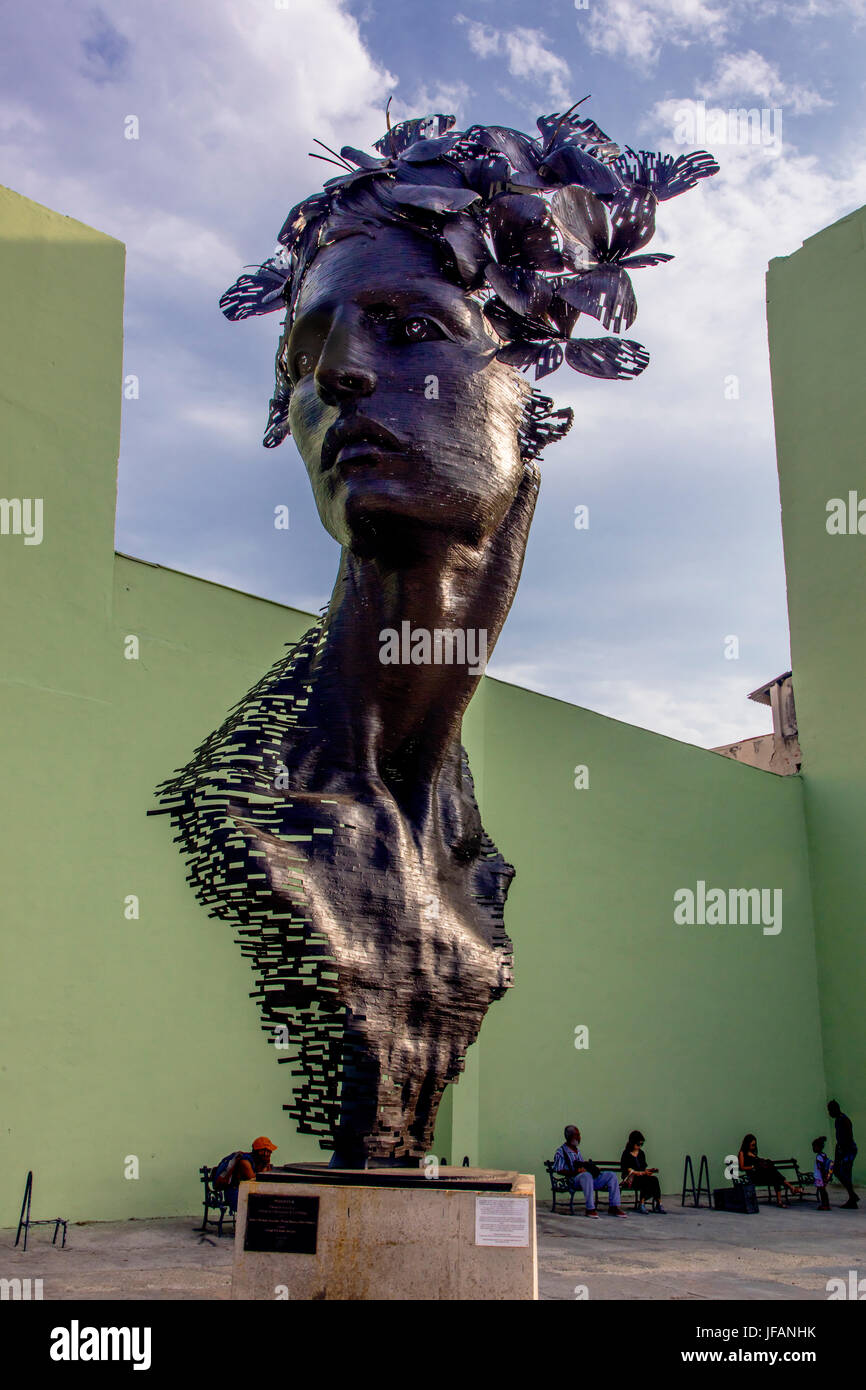 Große Kunst im öffentlichen Raum-Skulptur einer Frau entlang des MALECON - Havanna, Kuba Stockfoto