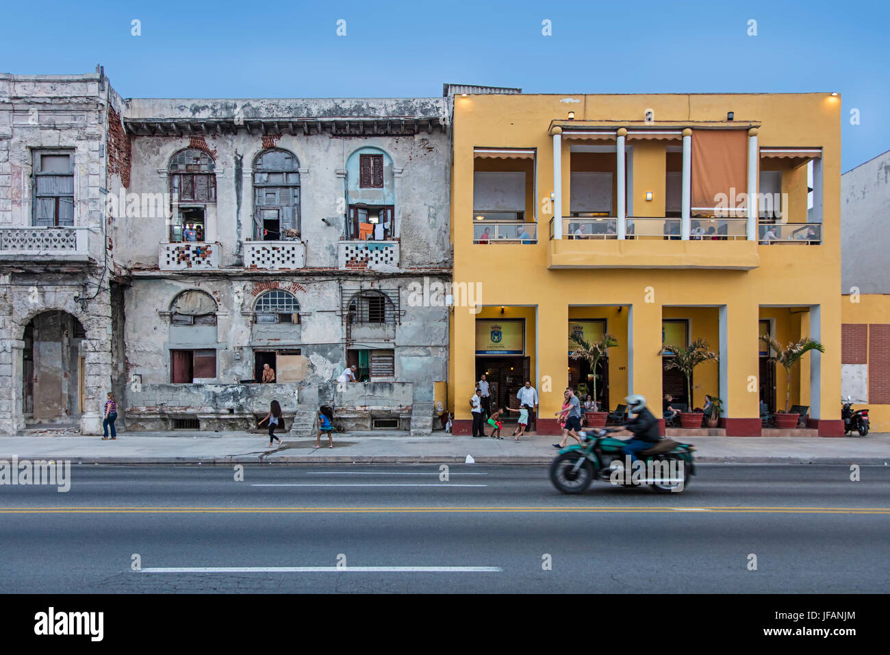 Renovierte und heruntergekommenen historischen Gebäuden entlang des MALECON - Havanna, Kuba Stockfoto