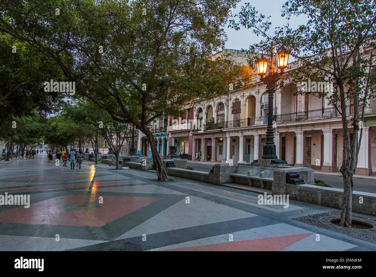 Klassische Gebäude säumen den PASEO DE MARTI, bekannt als der PRADO - Havanna, Kuba Stockfoto