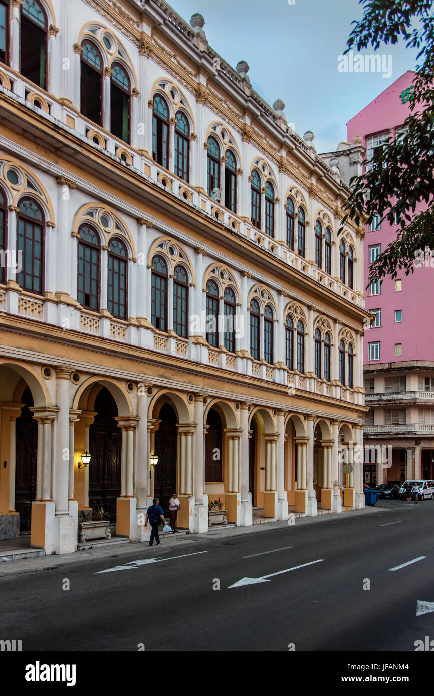 Klassische Gebäude säumen den PASEO DE MARTI, bekannt als der PRADO - Havanna, Kuba Stockfoto