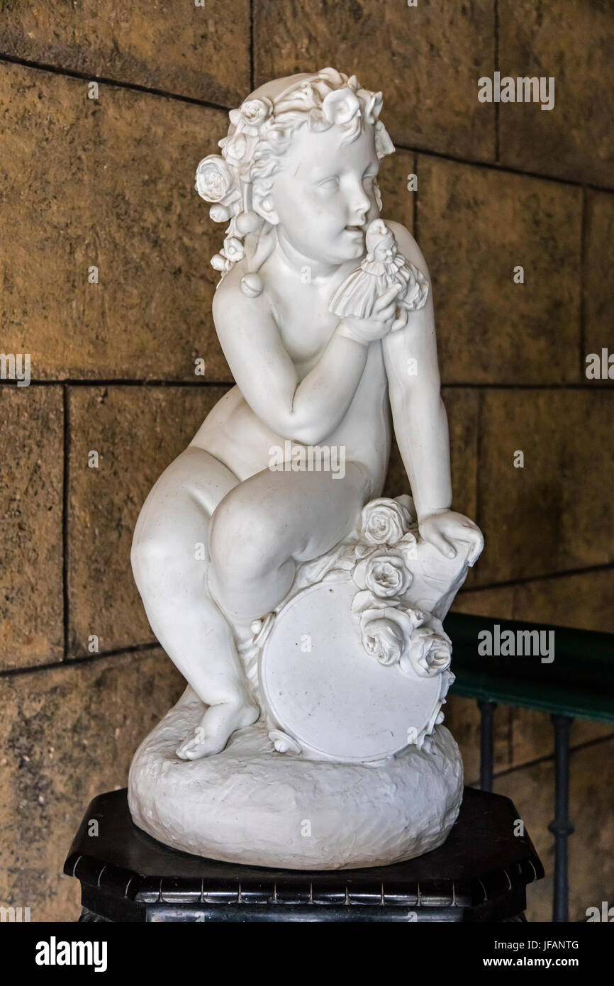 Marmorstatue eines Kindes im Hof des MUSEO DE LA Ciudad - Havanna, Kuba Stockfoto