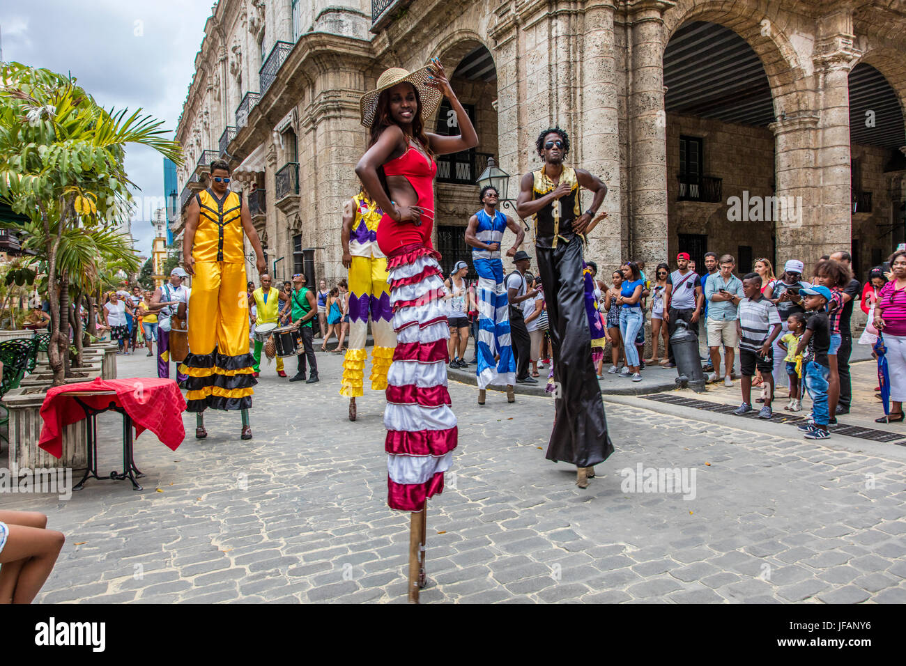 STELZENLÄUFER unterhalten das Publikum in der PLAZA DE ARMAS befindet sich in Habana Vieja - Havanna, Kuba Stockfoto