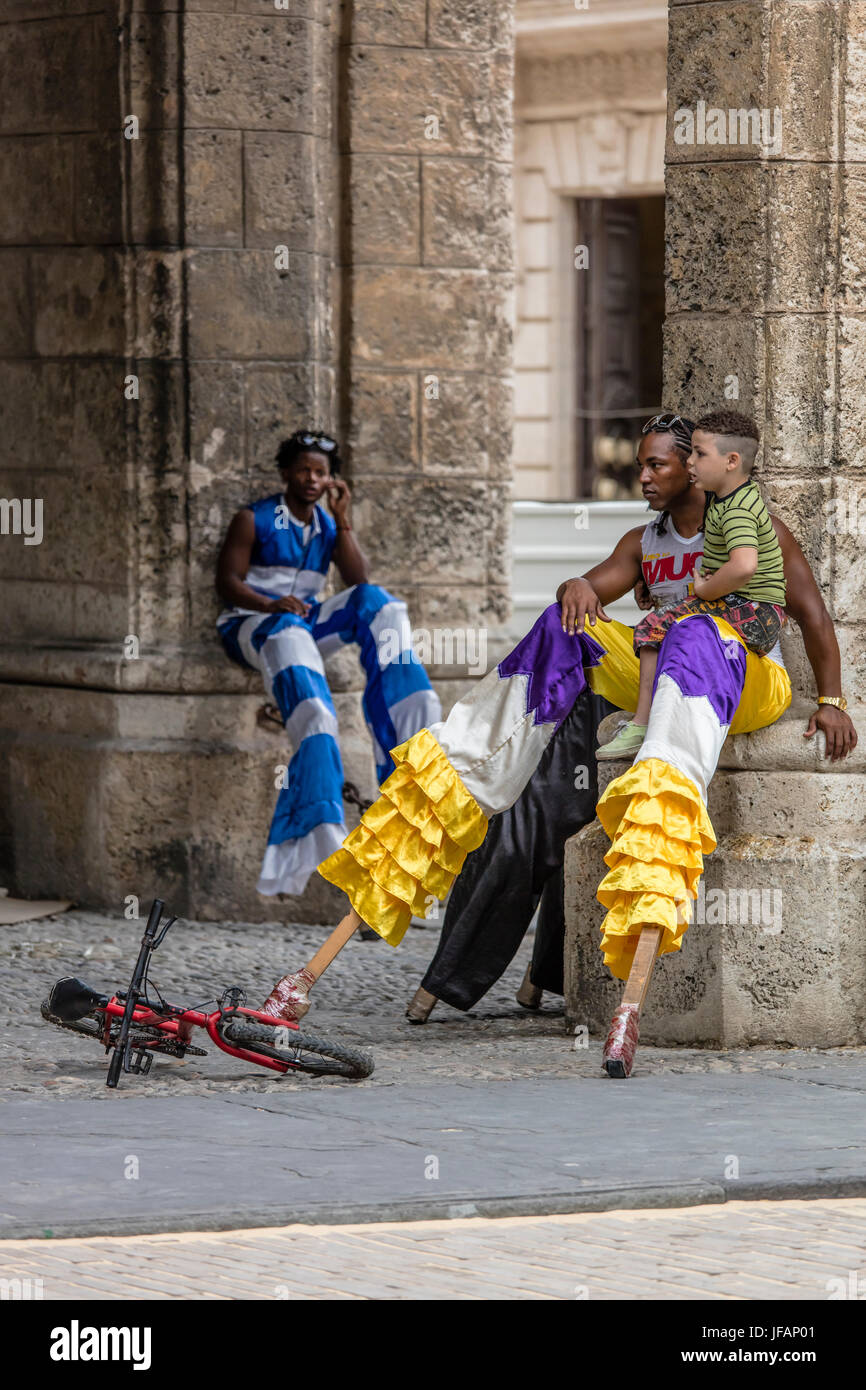 STELZENLÄUFER machen Sie eine Pause in der PLAZA DE ARMAS befindet sich in Habana Vieja - Havanna, Kuba Stockfoto