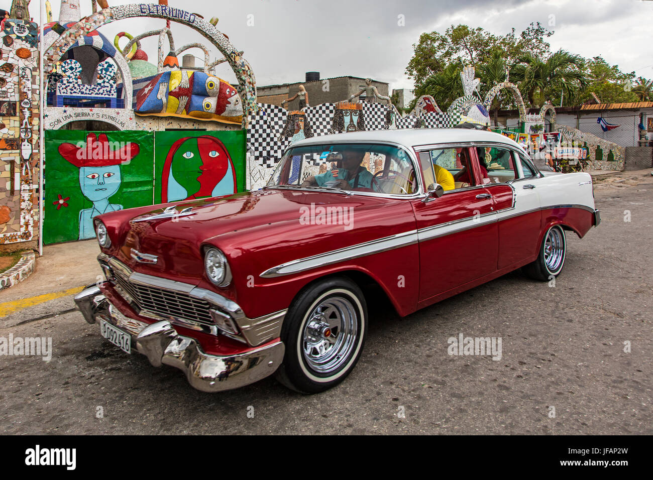 AMERICAN Classic CARS vor FUSTERLANDIA, ein Mosaik-Wunderland des Künstlers JOSE FUSTER - Havanna, Kuba Stockfoto