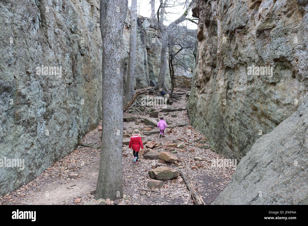 Drei Kinder im See Mineral Wells Staatspark & Trailway in Texas im Winter Wandern Stockfoto
