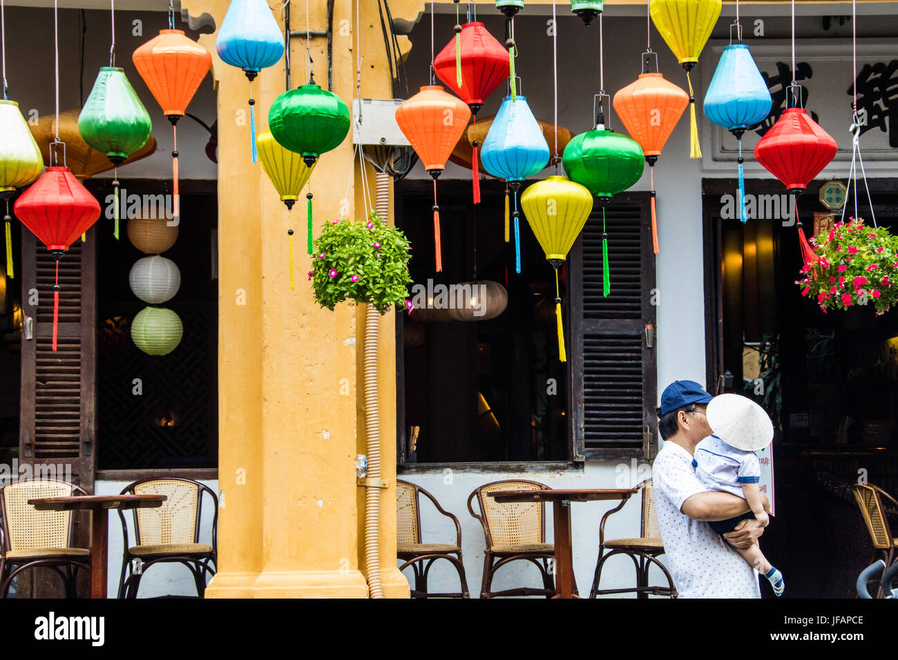 Chinesische Touristen und seinen kleinen Sohn zu Fuß unter den traditionellen Laternen in Hoi an, Vietnam Stockfoto