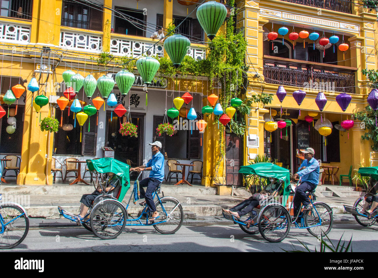 Touristen auf einem Cyclo tour, bunte Laternen in Hoi an, Vietnam Stockfoto
