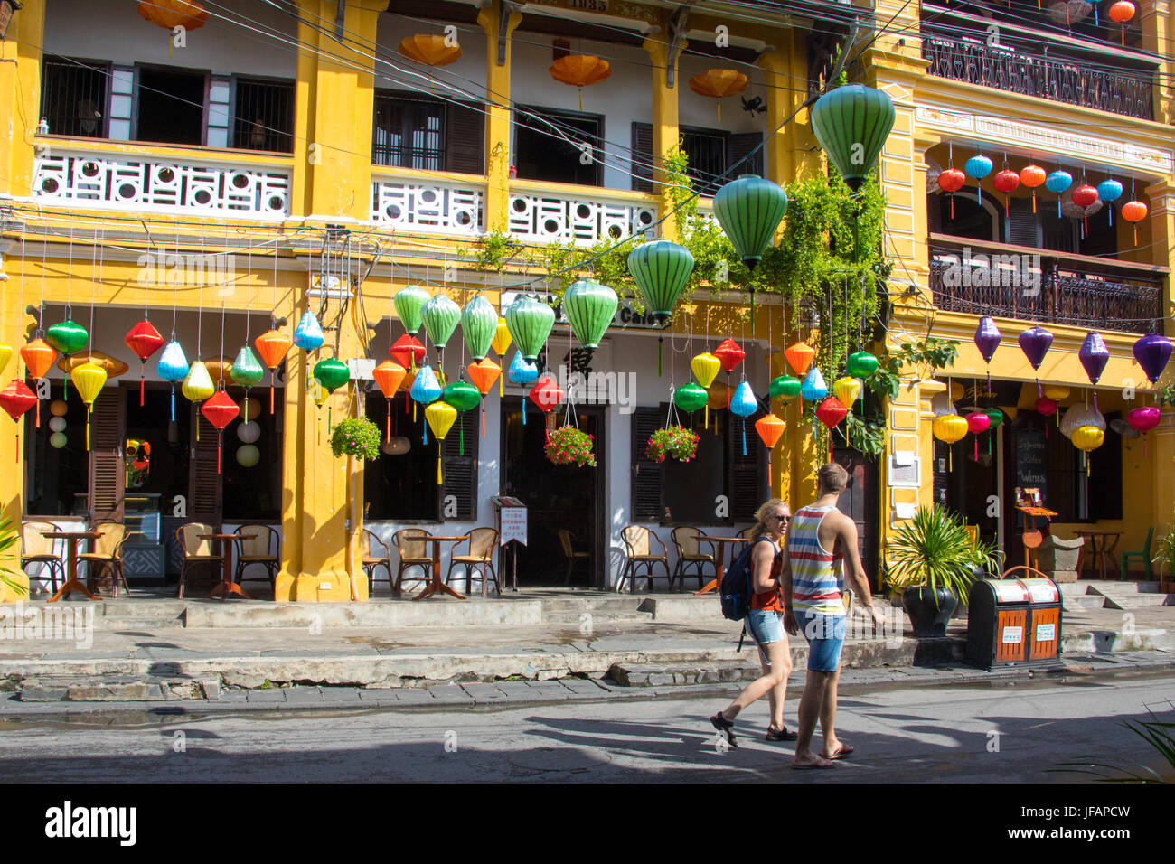 Touristen gehen unter den traditionellen Laternen in Hoi an, Vietnam Stockfoto