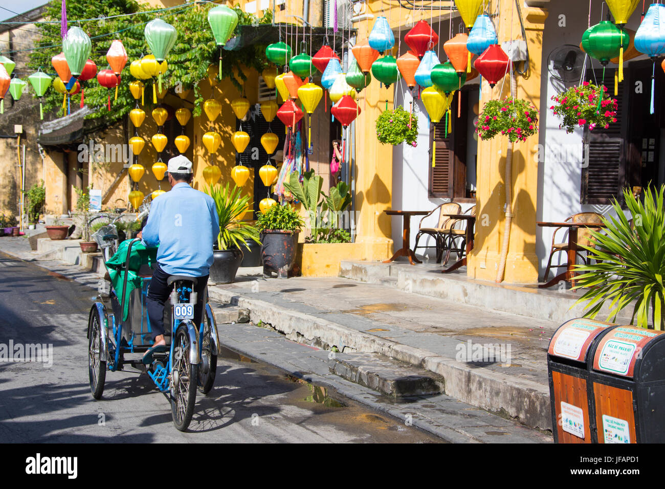 Touristen auf einem Cyclo tour, bunte Laternen in Hoi an, Vietnam Stockfoto