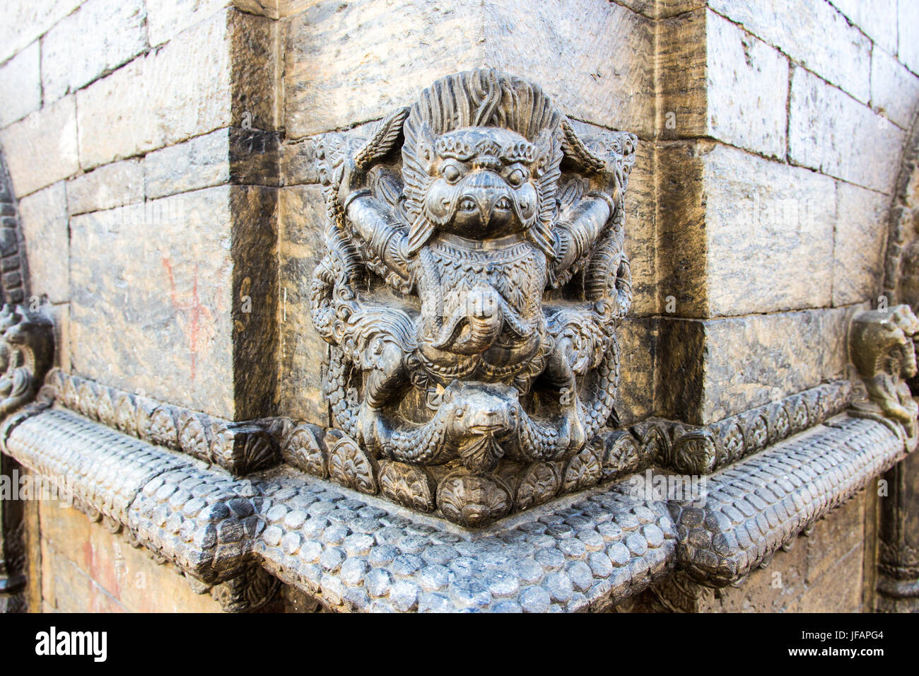 Geschnitzten Details auf einem Tempel in Pashupatinath, Kathmandu, Nepal Stockfoto