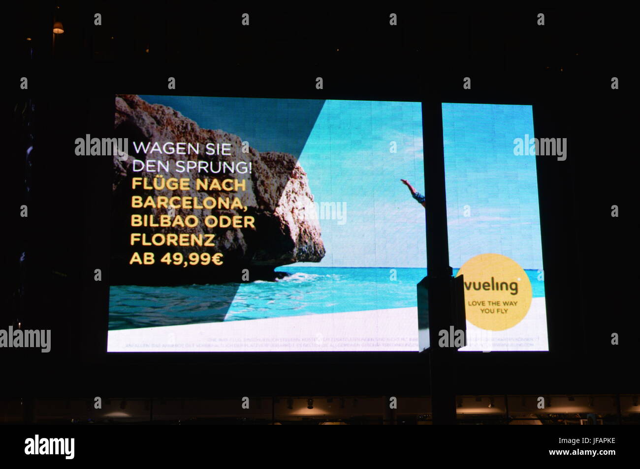 Deutschen Billboard Ad für Reisen Angebote nach Barcelona, Bilbao oder Florenz Stockfoto