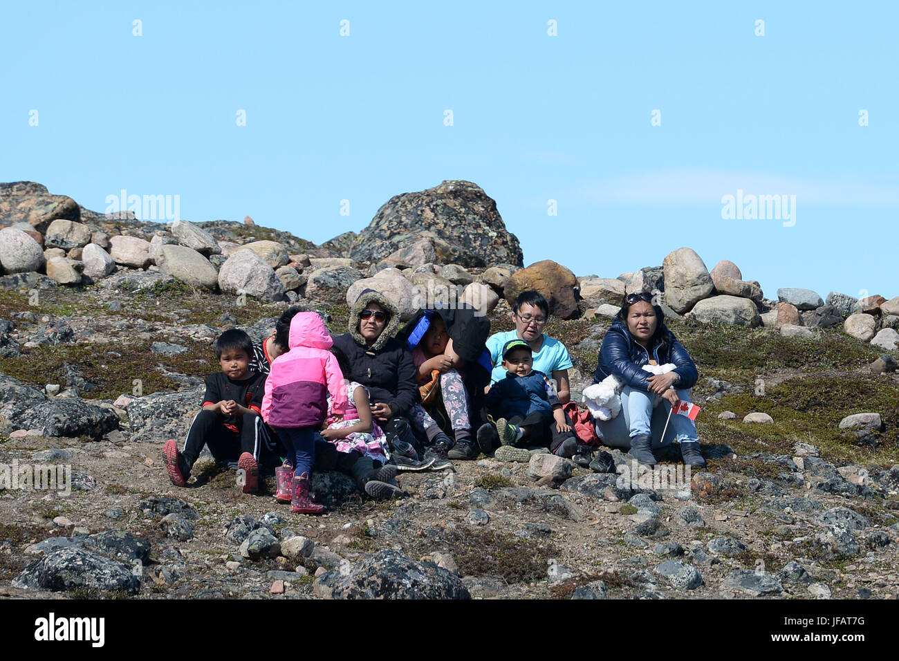Eine lokale Familie blicken auf als der Prince Of Wales und die Herzogin von Cornwall-Tour, Sylvia Grinnell Territorial Park, Iqaluit, der Hauptstadt der kanadischen Territorium Nunavut, zu Beginn ihres Besuchs in Kanada. Stockfoto