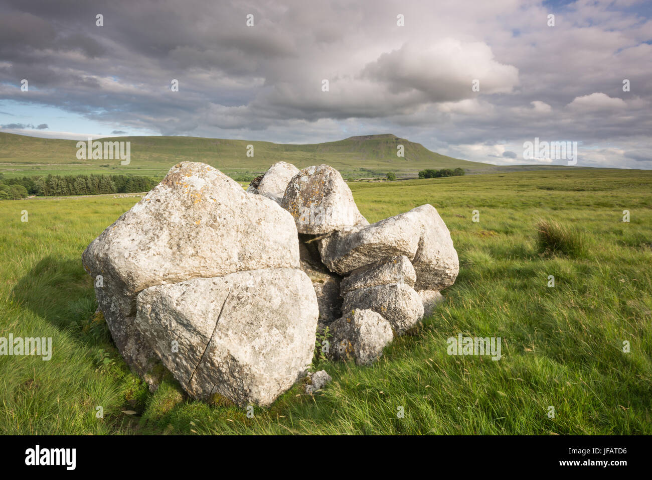 Kalkstein-Felsen und Ingleborough Stockfoto