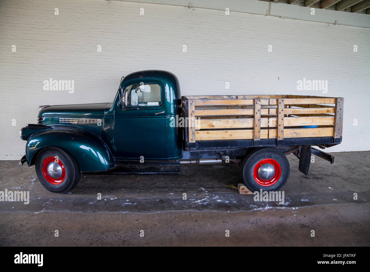 Chevy Oldtimer LKW innen Gefängnis Alcatraz, San Francisco, Kalifornien, USA Stockfoto