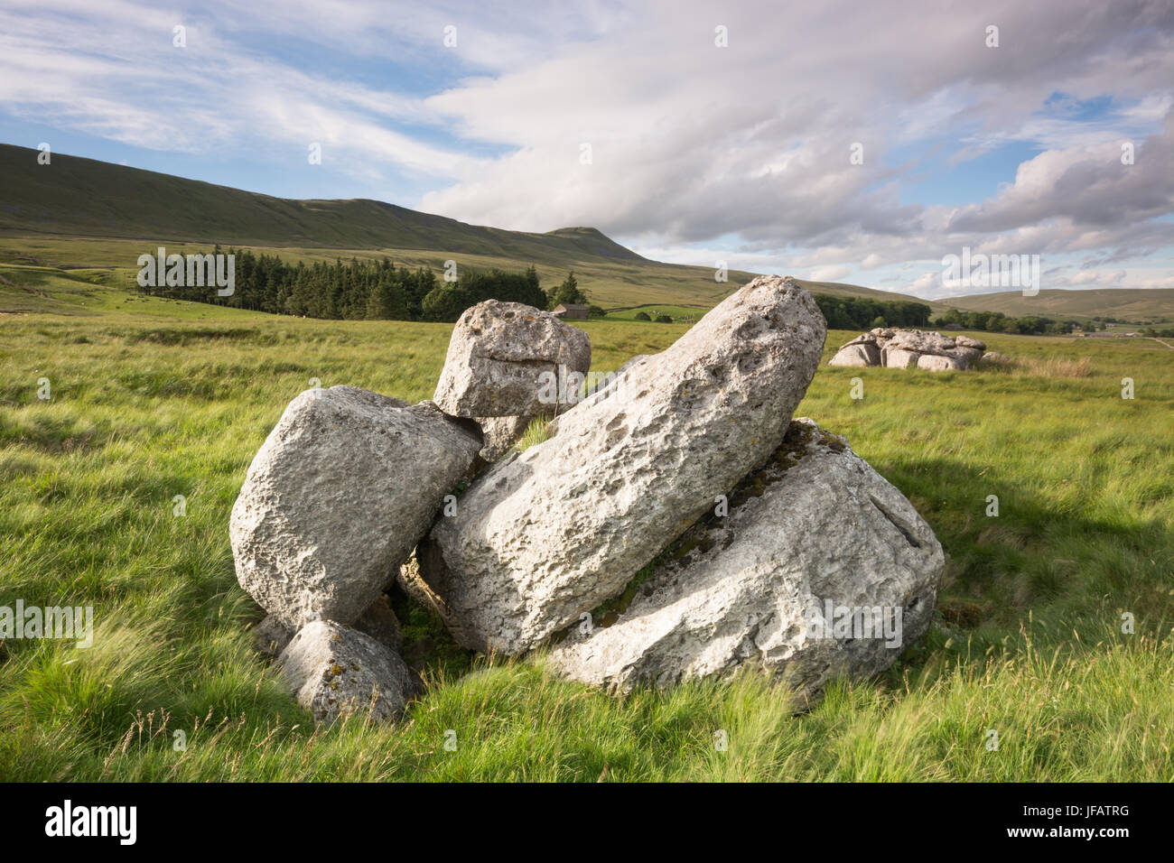 Kalkstein-Felsen und Ingleborough Stockfoto