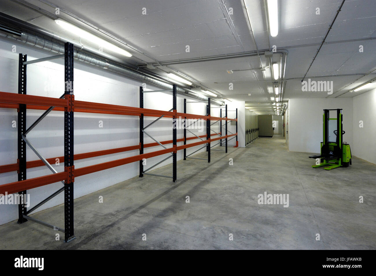 oder neue leere Lager Raum mit nichts, weiße Farbe, Stockfoto