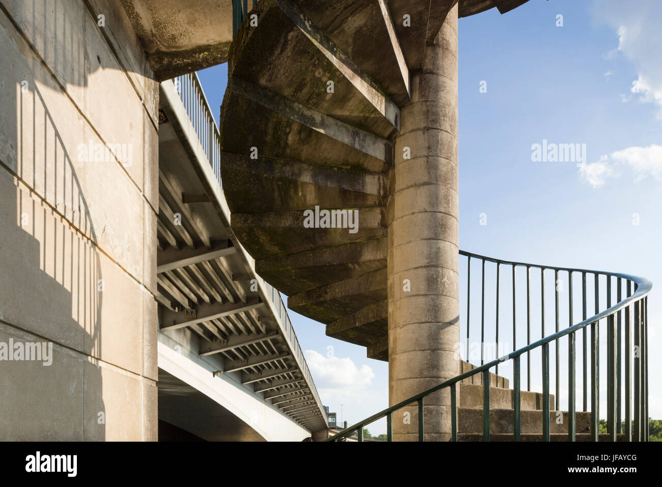 Skulpturale konkrete Wendeltreppe für Fußgänger auf der Drehbrücke, Brunel übrigens über Cumberland Bassin, im Hafen von Bristol. Stockfoto