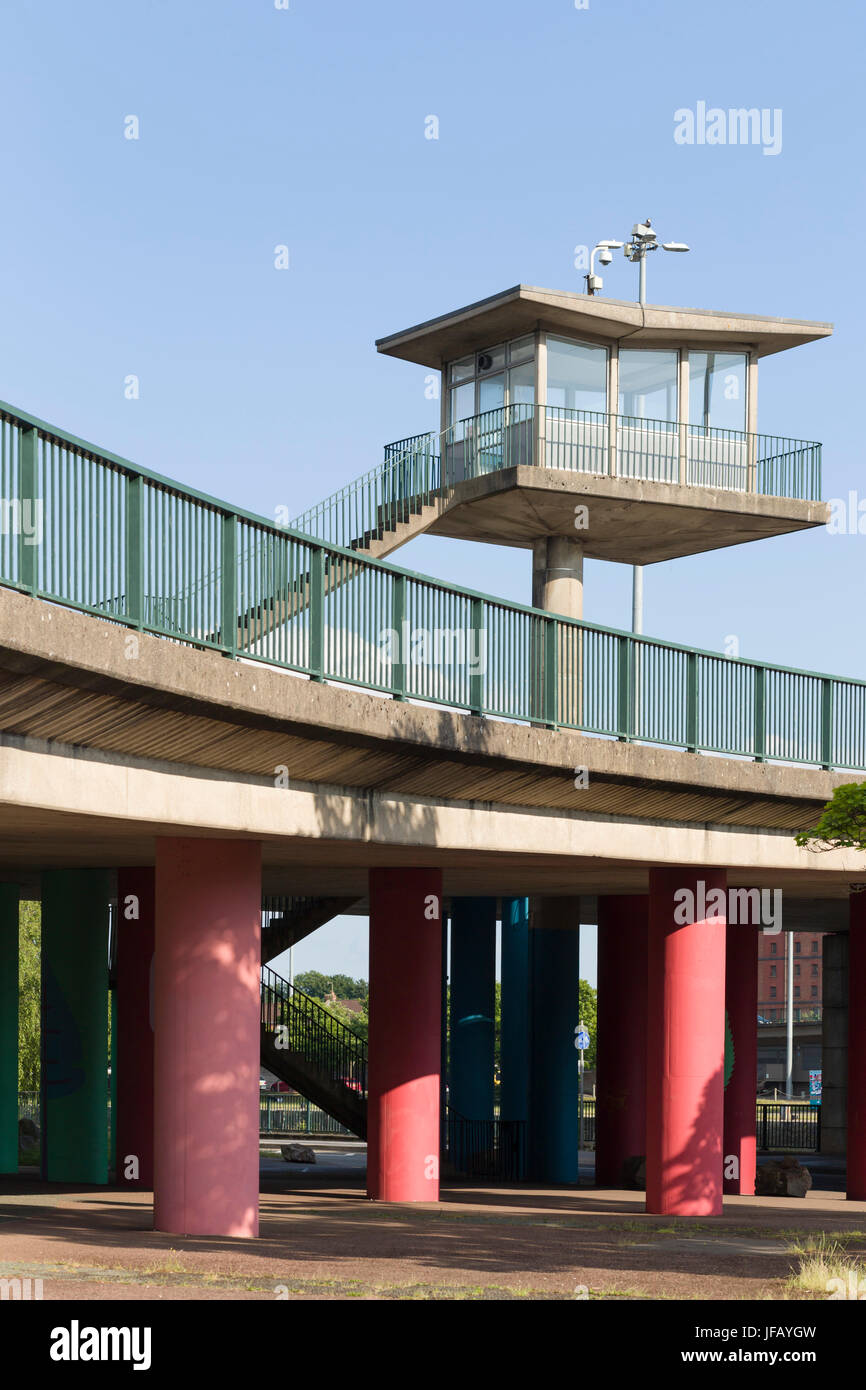 Stahlbeton Swing Bridge Aussichtsturm auf Brunel Weg, Cumberland Basin, Hafen von Bristol, UK. Stockfoto