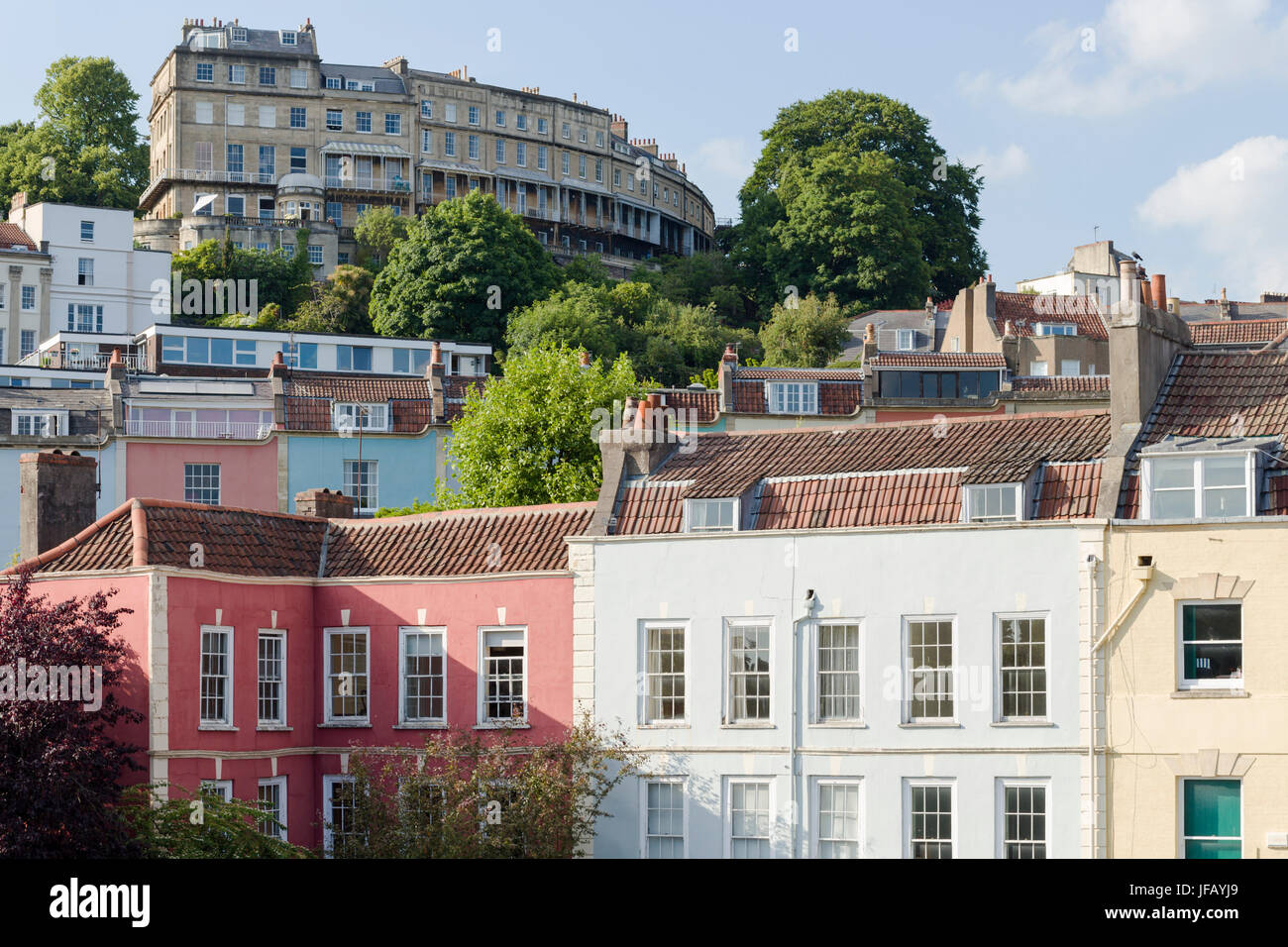 Bunte georgische Häuser in Hotwells, Bristol, von Cumberland Basin betrachtet. Stockfoto