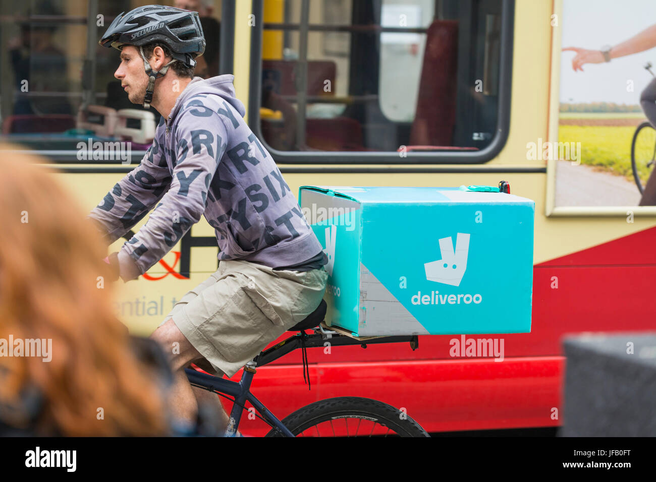 Deliveroo Lieferung Mann auf einem Fahrrad in Brighton, East Sussex, England, UK. Stockfoto