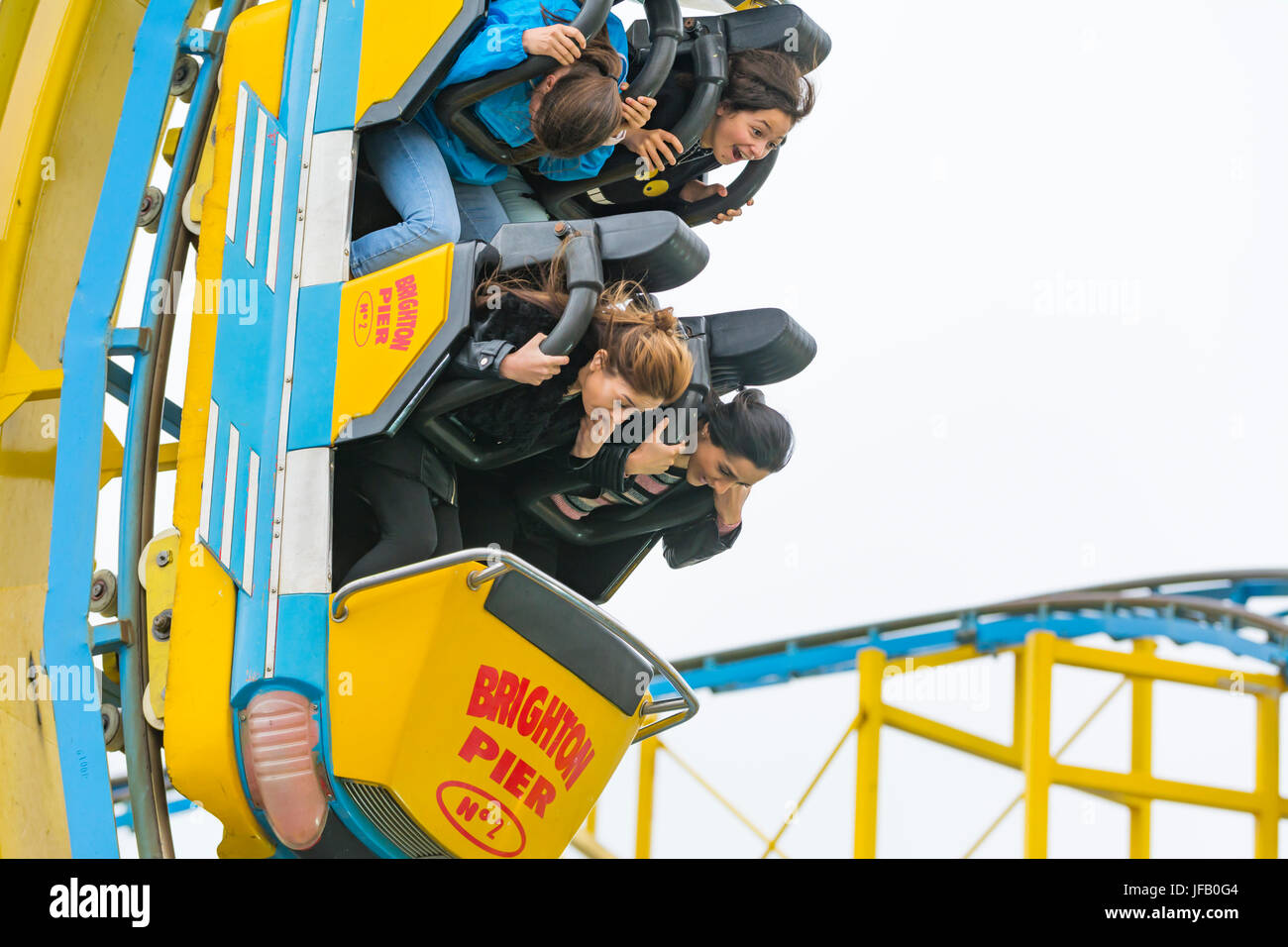 Turbo Coaster. Menschen Reiten auf dem Turbo Achterbahn Achterbahn auf Brighton Pier in Brighton, East Sussex, England, UK. Stockfoto