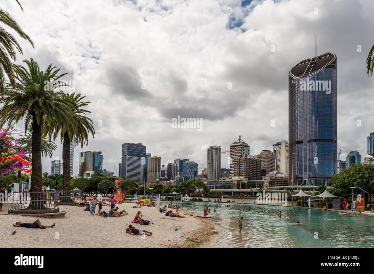 Streets Beach Lagune in den South Bank Parklands mit Skyline der Stadt im Hintergrund. Brisbane, Queensland, Australien Stockfoto