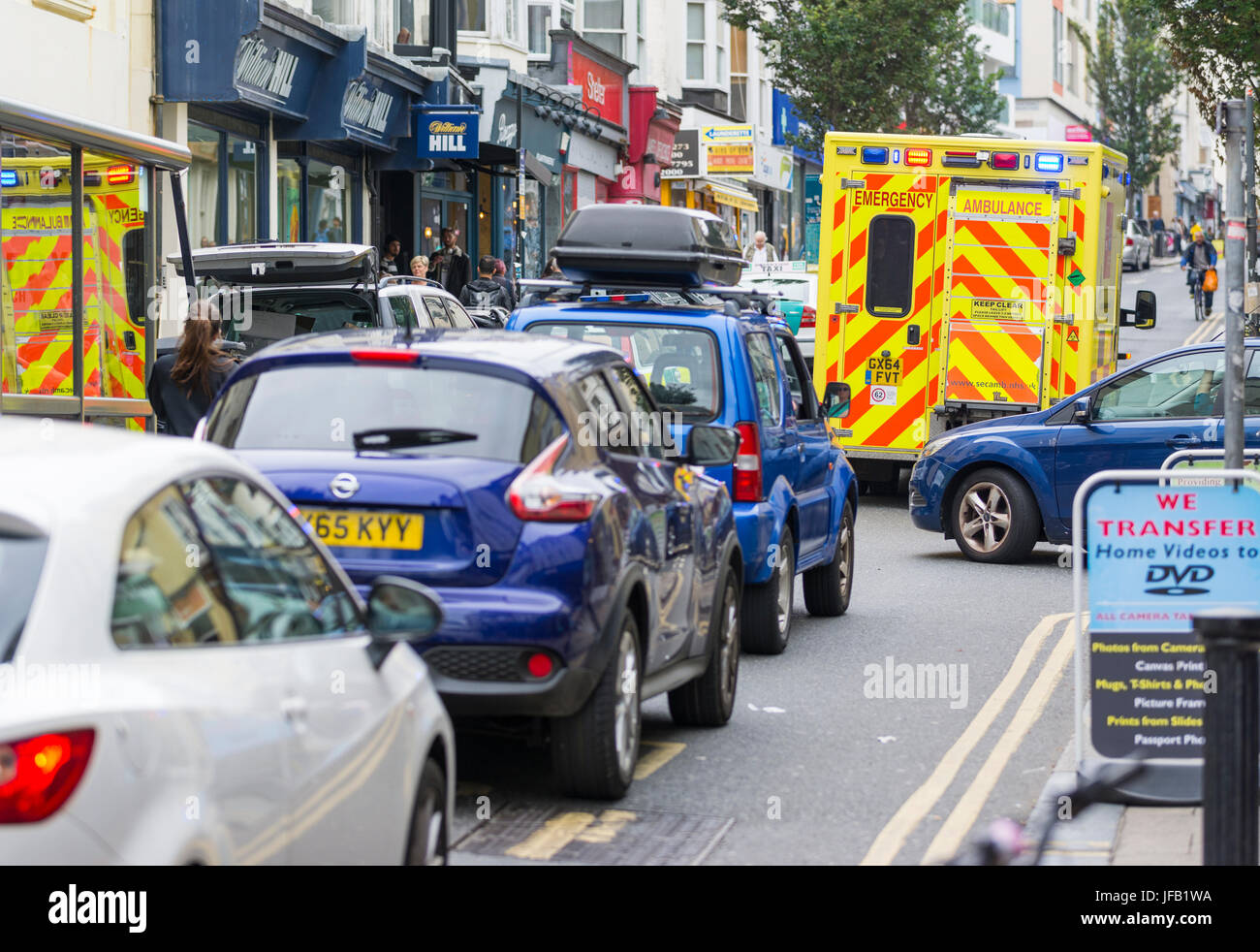 Krankenwagen mit Blaulicht auf parkten in einer Straße, Sperren des Verkehrs im Vereinigten Königreich. Stockfoto
