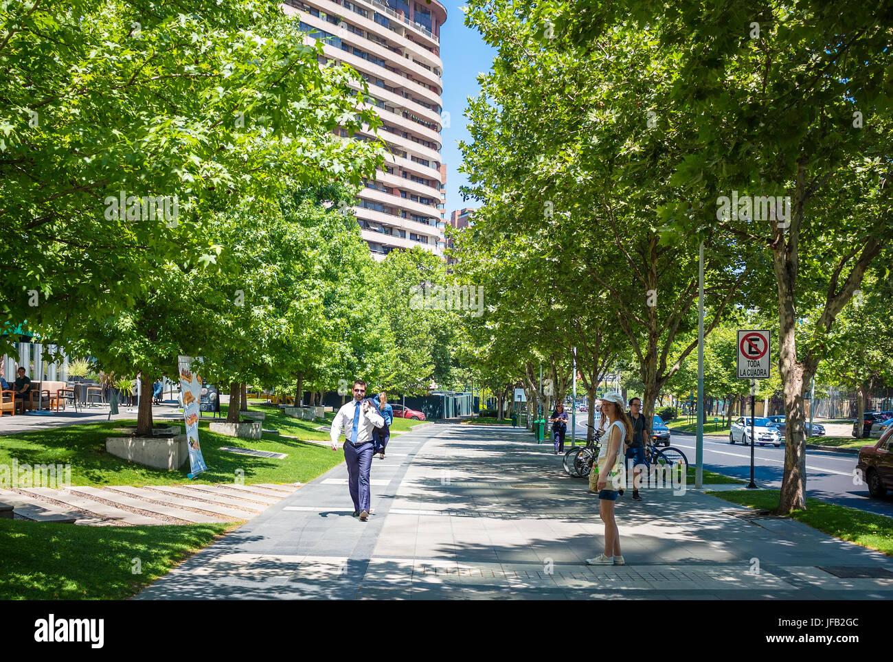 SANTIAGO, CHILE - 11. November 2016: Passanten in Barrio Nueva Las Condes. Dies ist ein neues Handels- und Business-Center. Stockfoto