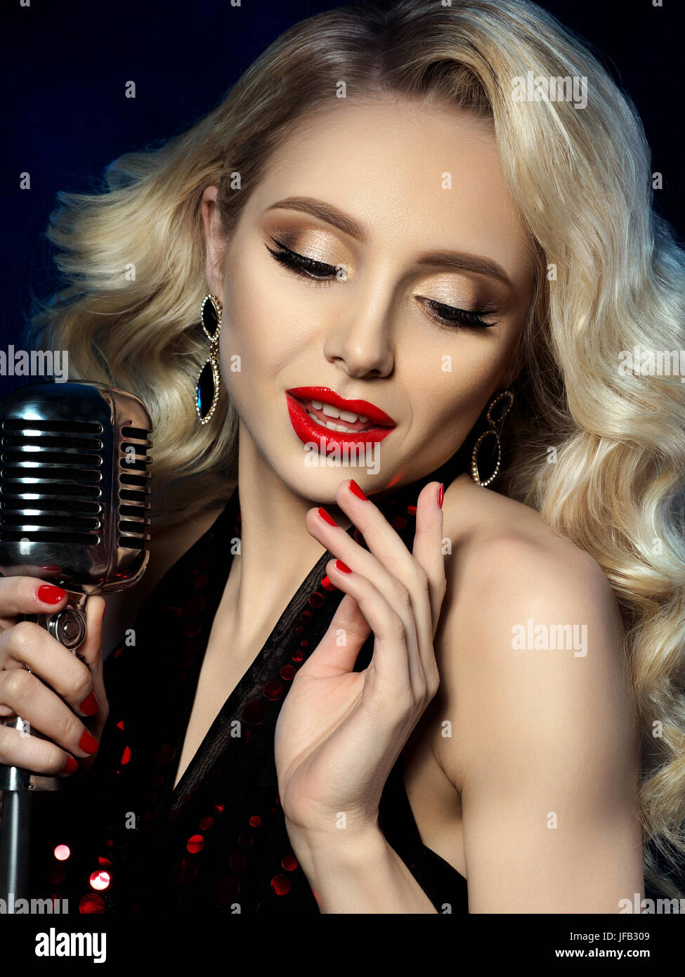 Porträt der hübsche blonde Sängerin mit Retro-Stil Mikrofon hautnah. Schöne  Make-up mit roten Lippen. Karaoke, Promi, Konzert, musical Stockfotografie  - Alamy