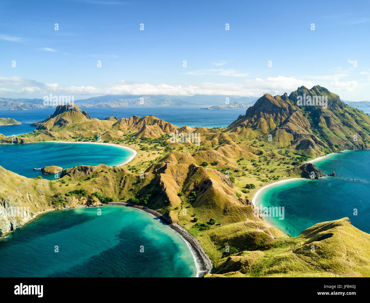 Luftaufnahme der Insel Pulau Padar zwischen Komodo und Rinca Inseln in der Nähe von Labuan Bajo in Indonesien. Stockfoto