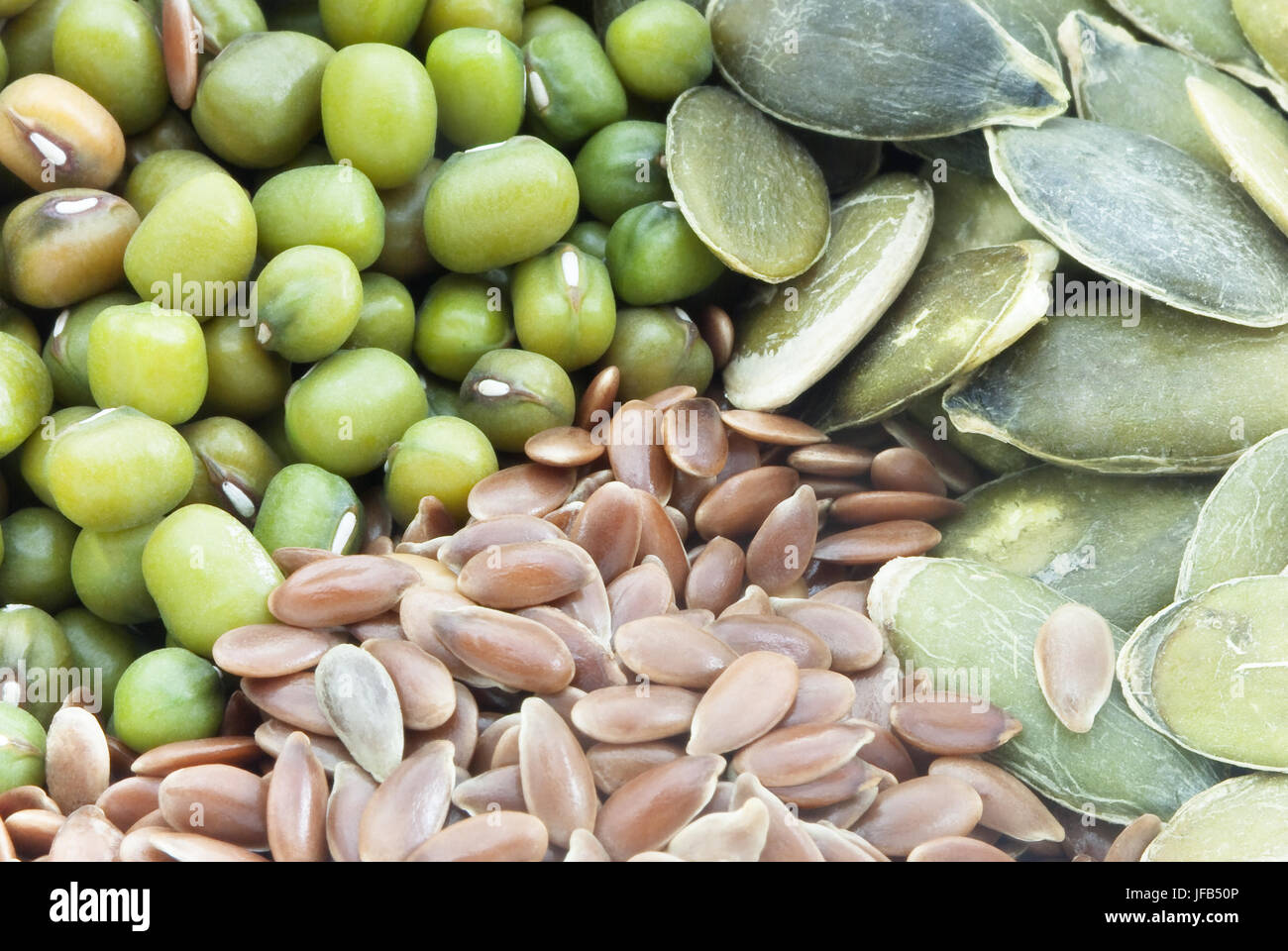 Nahaufnahme von Mungobohnen, Leinsamen (Leinsamen) und Kürbiskerne, füllen Rahmen. Stockfoto