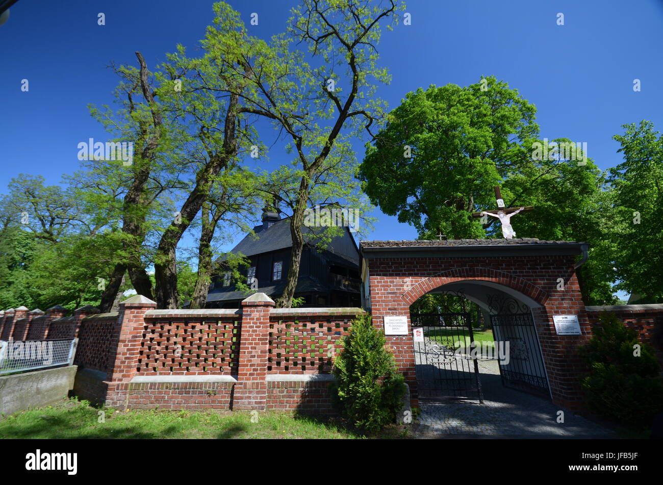 St. Rochus hölzerne Kirche in Dobrzen Wielki (wurde wahrscheinlich im Jahre 1658 erbaut und wurde mehrfach umgebaut und restauriert) vom 18. Mai 2013, Polen Stockfoto