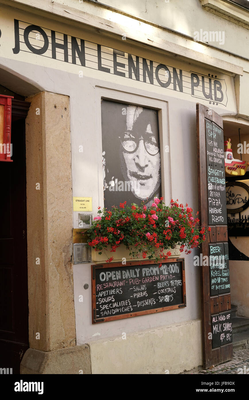 John Lennon Pub in der Altstadt von Prag. Stockfoto