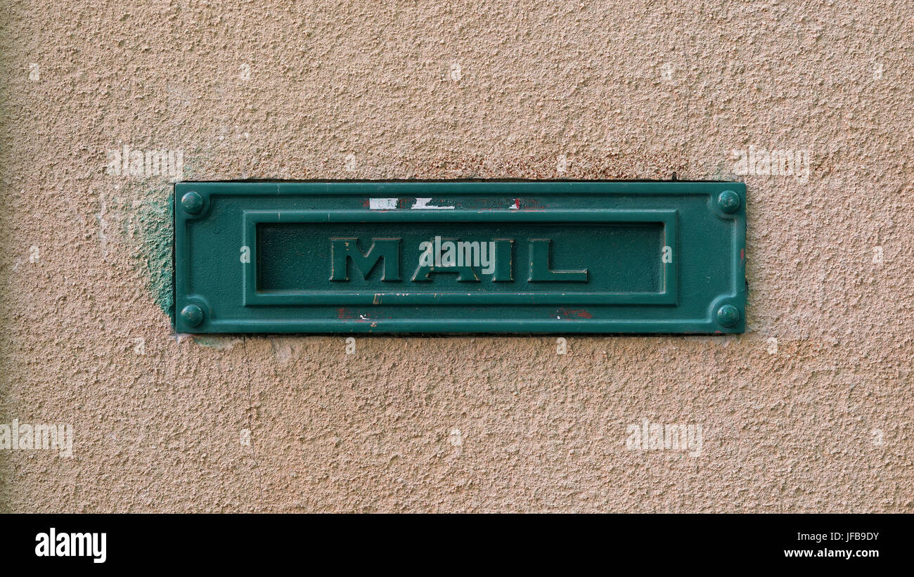 Grüne Mailbox auf der Fassade eines Hauses Stockfoto