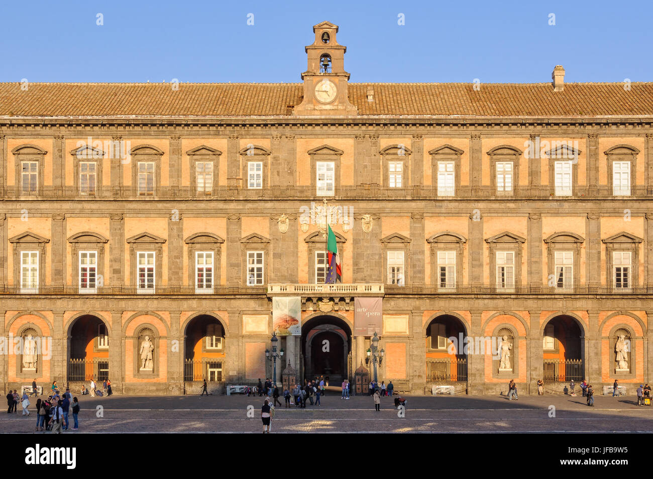 Die Fassade des königlichen Palastes von Neapel, Kampanien, Italien Stockfoto