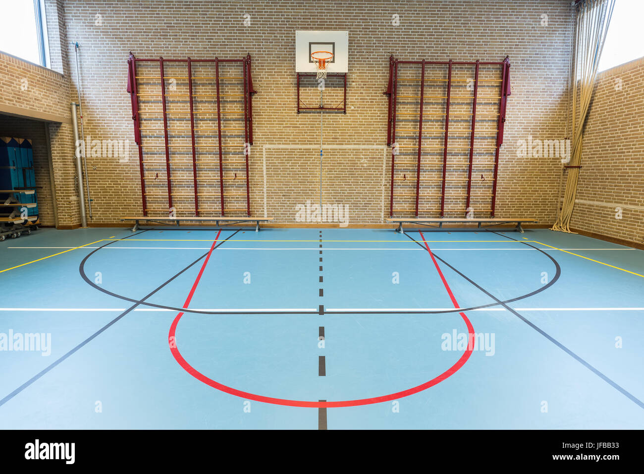 Leere niederländischen Gymnasium für den Schulsport Stockfoto
